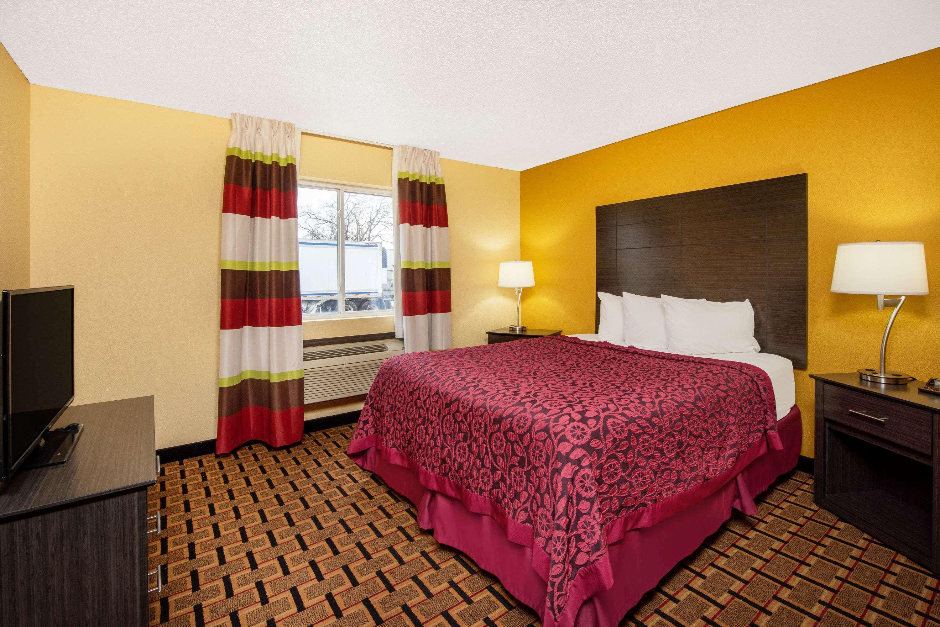 Days Inn By Wyndham Carthage Exterior photo
