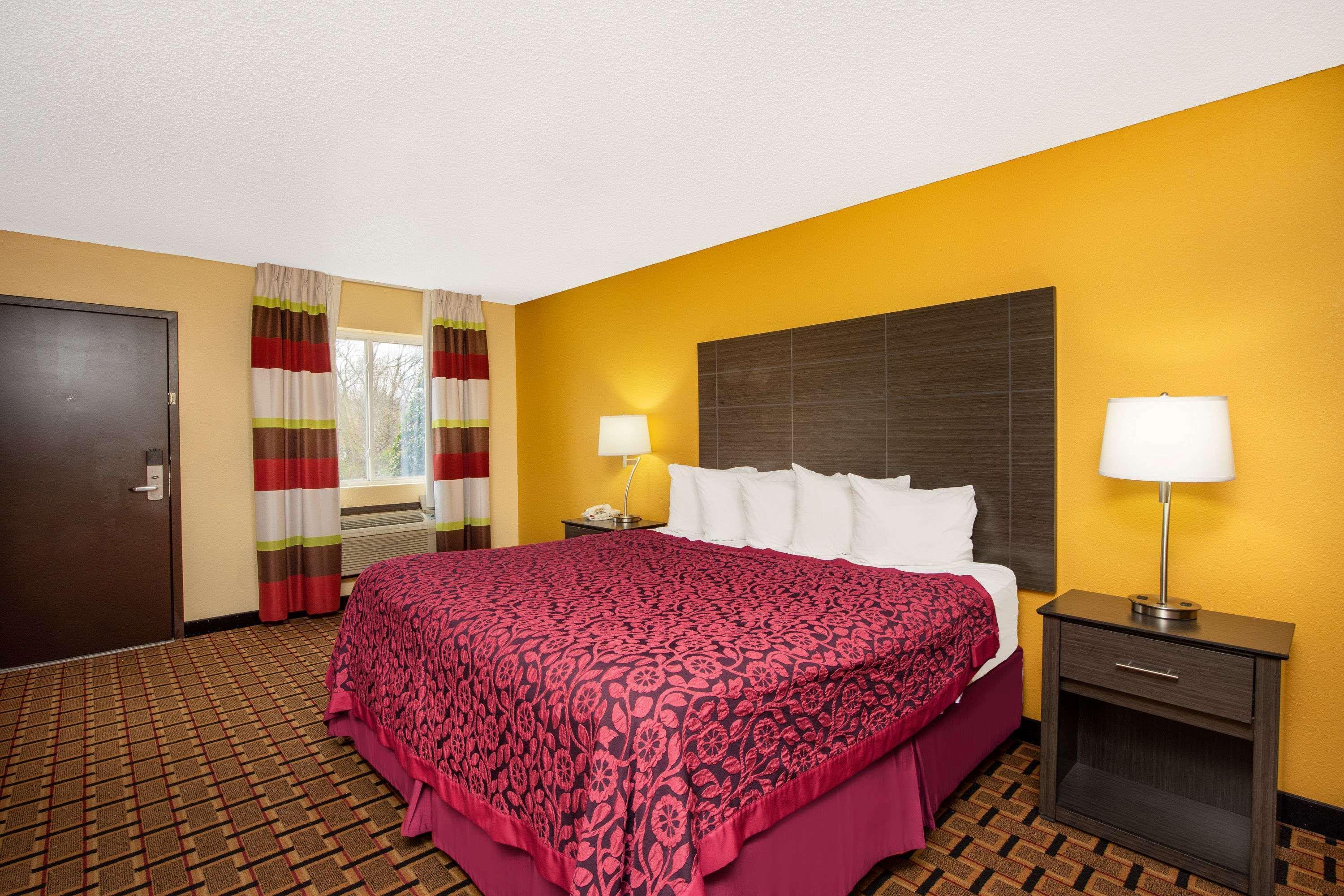 Days Inn By Wyndham Carthage Exterior photo