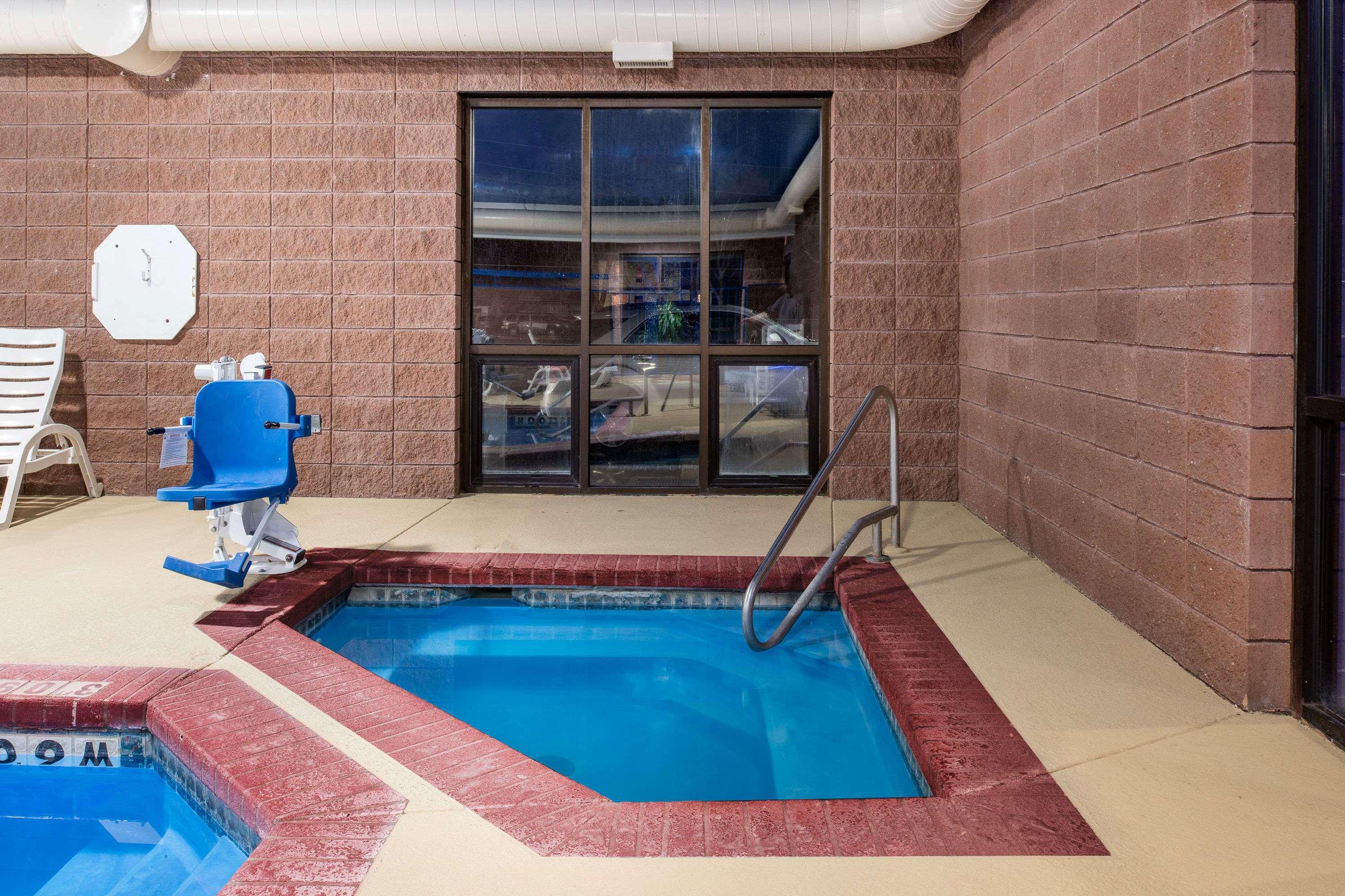 Days Inn By Wyndham Carthage Exterior photo